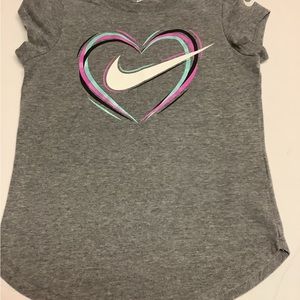 Nike Gray Heart Decal Shirt
Short Sleeve Top Size 6/7 Yrs